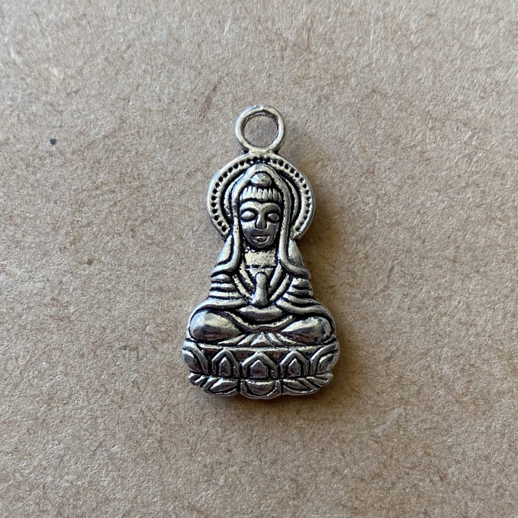 Bibliothèque - Nos Apprêts - Boudhha argenté - les pierres de tao - bijoux - fait main - lithothérapie - pierres fines - pierres naturelles - boutique - france