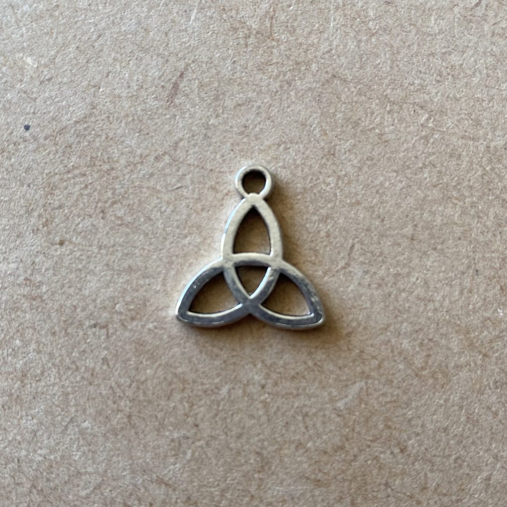 Bibliothèque - Nos Apprêts - Triquetra argenté - les pierres de tao - bijoux - fait main - lithothérapie - pierres fines - pierres naturelles - boutique - france