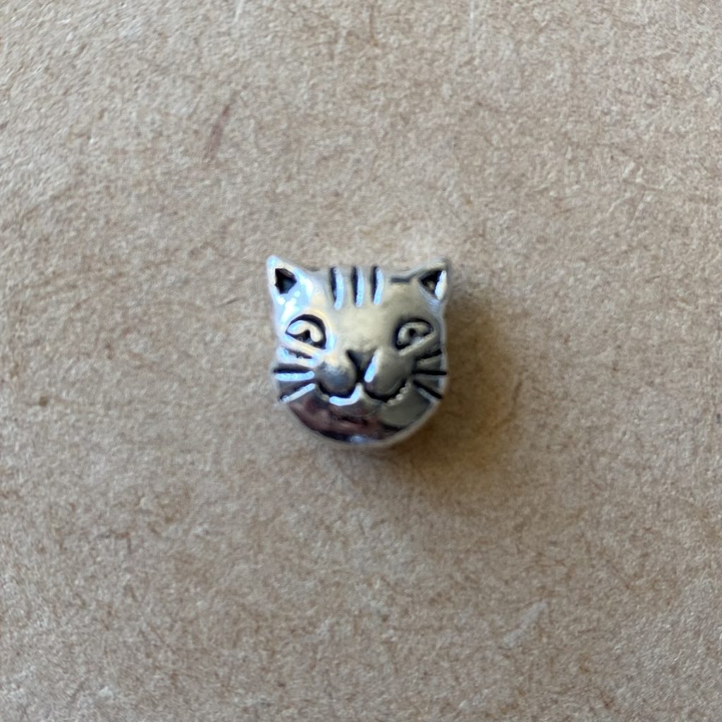 Bibliothèque - Nos Apprêts - Tête de chat argentée - les pierres de tao - bijoux - fait main - lithothérapie - pierres fines - pierres naturelles - boutique - france