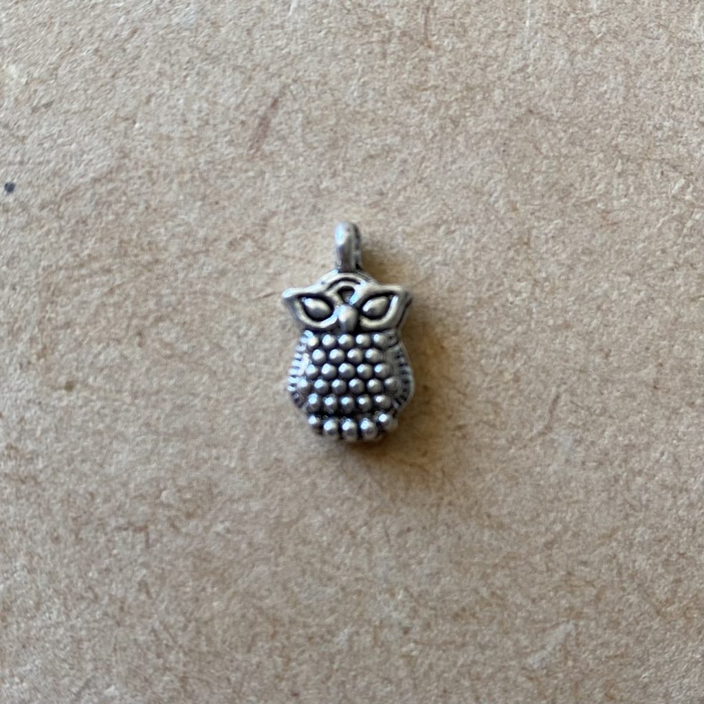 Bibliothèque - Nos Apprêts - Hibou argenté - les pierres de tao - bijoux - fait main - lithothérapie - pierres fines - pierres naturelles - boutique - france