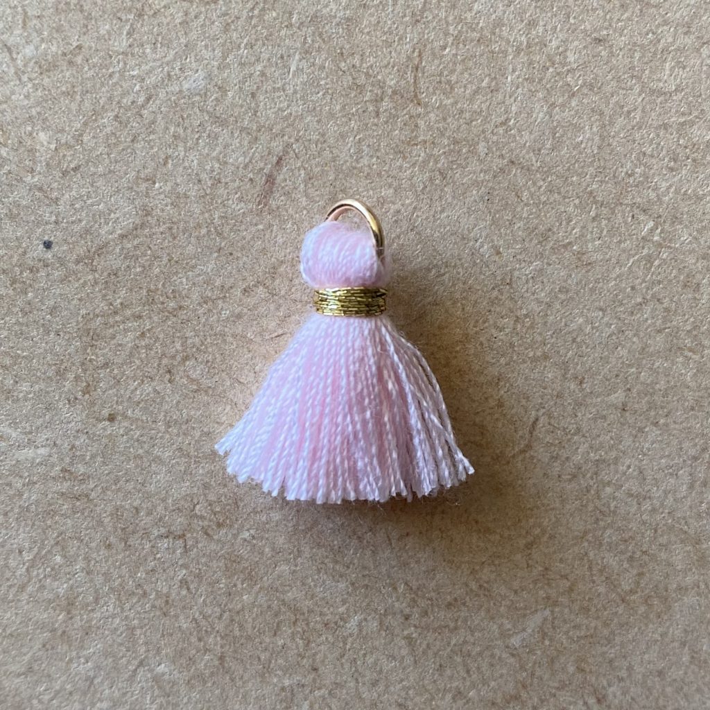 Bibliothèque - Nos Apprêts - Pompon rose 1,5 cm - les pierres de tao - bijoux - fait main - lithothérapie - pierres fines - pierres naturelles - boutique - france