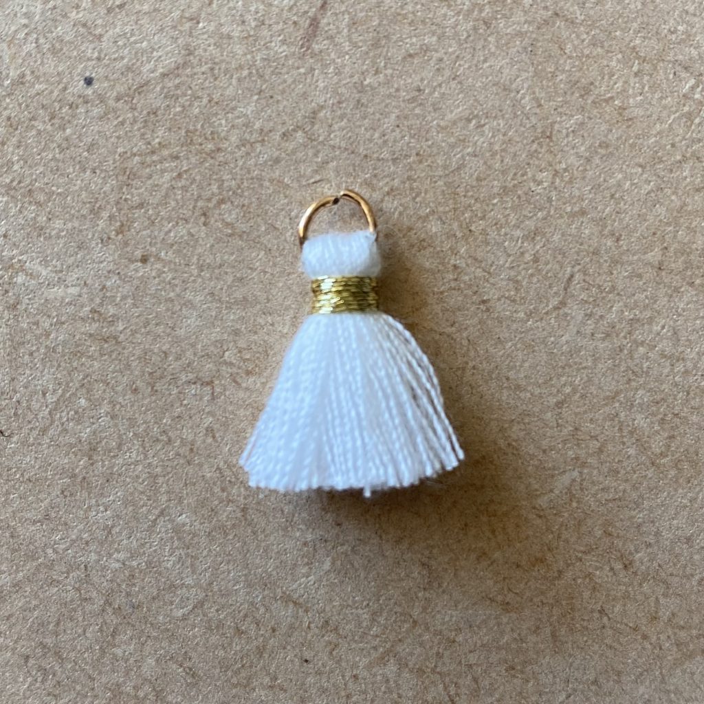 Bibliothèque - Nos Apprêts - Pompon blanc doré 1,5 cm - les pierres de tao - bijoux - fait main - lithothérapie - pierres fines - pierres naturelles - boutique - france