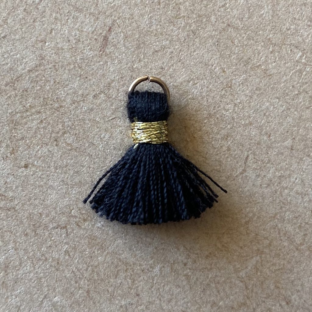 Bibliothèque - Nos Apprêts - Pompon noir doré 1,5cm - les pierres de tao - bijoux - fait main - lithothérapie - pierres fines - pierres naturelles - boutique - france