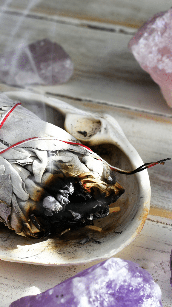 sauge blanche fumigation purification nettoyage minéraux cristaux et encens