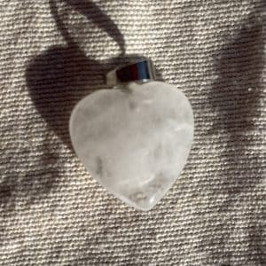 lithothérapie, pierres fines, pierres naturelles, bien-entre, bijoux, fait main, Pendentif Petit Coeur Cristal de Roche